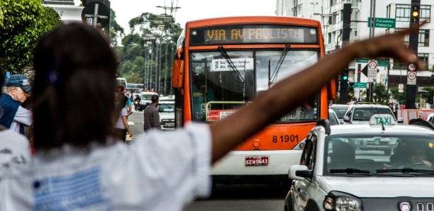Passageiro faz sinal para que ônibus em São Paulo - Carla Carniel/Frame/Estadão Conteúdo