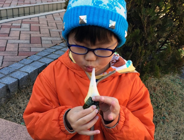 Criança come "moti", tradicional bolinho de arroz japonês - AFP