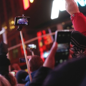 Pessoa usa ""pau de selfie"" durante o Revéillon na Times Square, em Nova York (EUA) - Hiroko Masuike/The New York Times