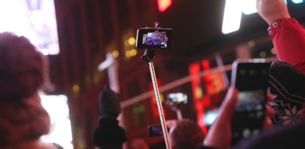 ""Pau de selfie"" também foi flagrado no Réveillon na Times Square, em Nova York - Hiroko Masuike/The New York Times
