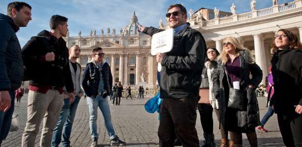 Danilo Manetto, da Quiiky, uma empresa italiana de viagens LGBT, orienta turistas   - Roberto Chiovitti via The New York Times