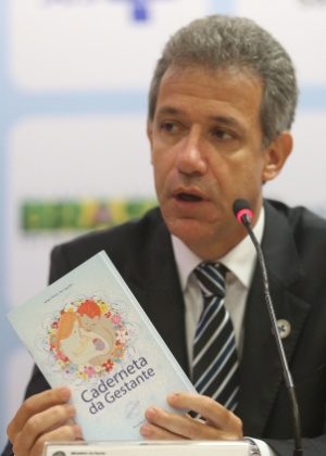 O ministro da Saúde, Arthur Chioro, anuncia medidas para estimular o parto normal - André Coelho/Agência O Globo