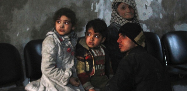 Crianças feriadas em hospital de campanha em Damasco, na Síria - Reuters