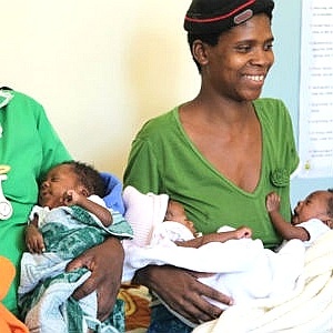 Parto ocorreu em aldeia perto da fronteira com Moçambique; primeiro bebê nasceu numa clínica, mas "segundo parto" foi realizado em hospital apoiado pelo Fundo de População das Nações Unidas, Unfpa - Unfpa Zimbabwe/Stewart Muchapera