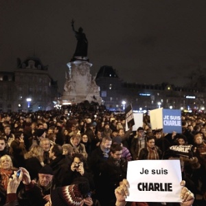 Milhares de franceses se reúnem na Place de la Republique (Praça da República), em Paris, para homenagear as vítimas do ataque à sede da Charlie Hebdo - Joel Sajet/ AFP