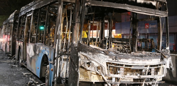 Quatro ônibus foram incendiados na região do Grajaú, zona sul de São Paulo - Edison Temoteo/Futura Press/Estadão Conteúdo