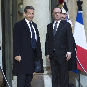 8.jan.2015 - Nicolas Sarkozy (à esquerda) voltou pela primeira vez ao Palácio do Eliseu depois de sua derrota na eleição presidencial de 2012 para se encontrar com o atual presidente da França, François Hollande. Segundo ele, o momento do país é de união em torno dos valores da República - Ian Langsdon/EFE