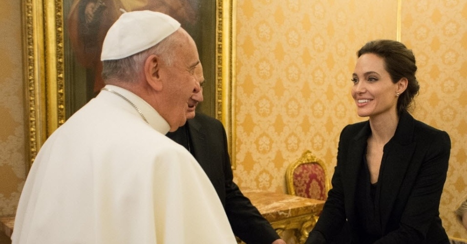 8.jan.2015 - Papa Francisco encontra a atriz e embaixadora da Boa Vontade do Alto Comissariado da ONU para os Refugiados (Acnur) Angelina Jolie, no Vaticano. O papa irá assistir a uma exibição do filme de Angelina 