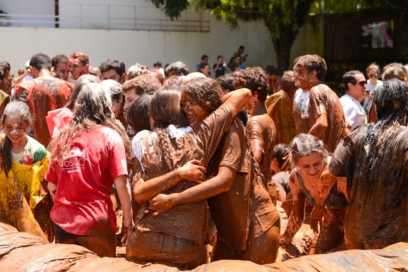 9.jan.2015 - Aprovados na primeira chamada do vestibular 2015 da UFPR (Universidade Federal do Paraná) comemoram participando do tradicional banho de lama da universidade em Curitiba - Lucas Pontes/UOL