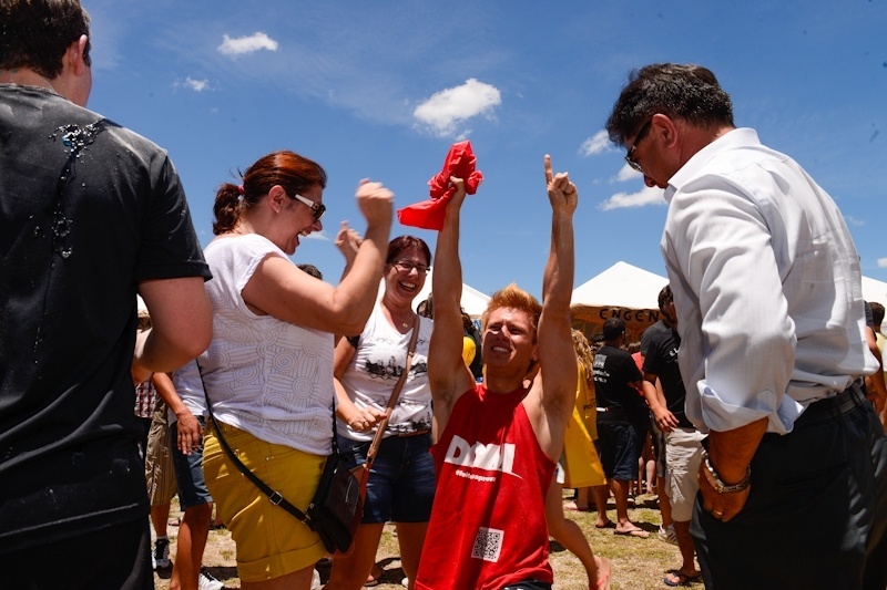 9.jan.2015 - Aprovados na primeira chamada do vestibular 2015 da UFPR (Universidade Federal do Paraná) comemoram participando do tradicional banho de lama da universidade em Curitiba - Lucas Pontes/UOL