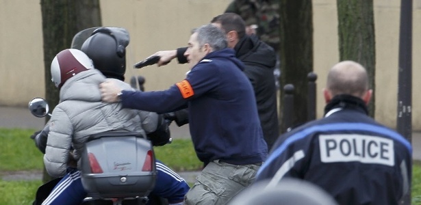 Na sexta, a polícia francesa prendeu jovens em uma moto quando eles se aproximavam de um mercado kosher (judaico)  - Youssef Boudlal/Reuters