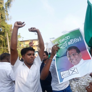 Apoiadores do candidato Mithripala Sirisena celebram sua vitória nas eleições presidenciais no Sri Lanka - Dinuka Liyanawatte/Reuters - 9.jan.2015