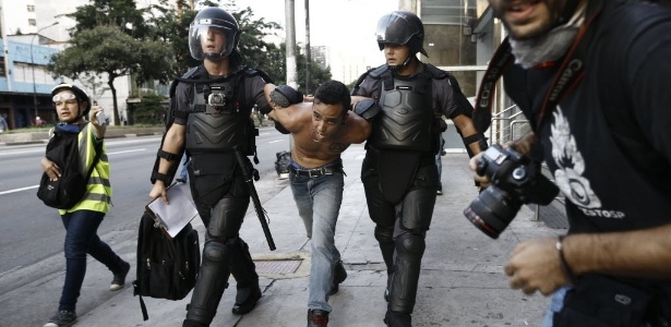 Manifestante é preso durante ato contra o aumento da passagem em São Paulo - Eduardo Anizelli/Folhapress