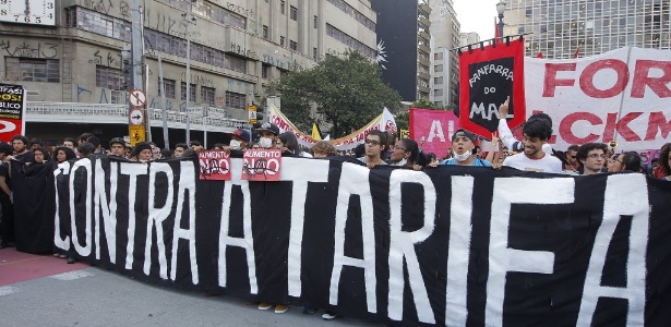 Manifestantes participam de protesto contra o aumento da tarifa de ônibus em São Paulo, em 9 de janeiro - Reinaldo Canato/UOL