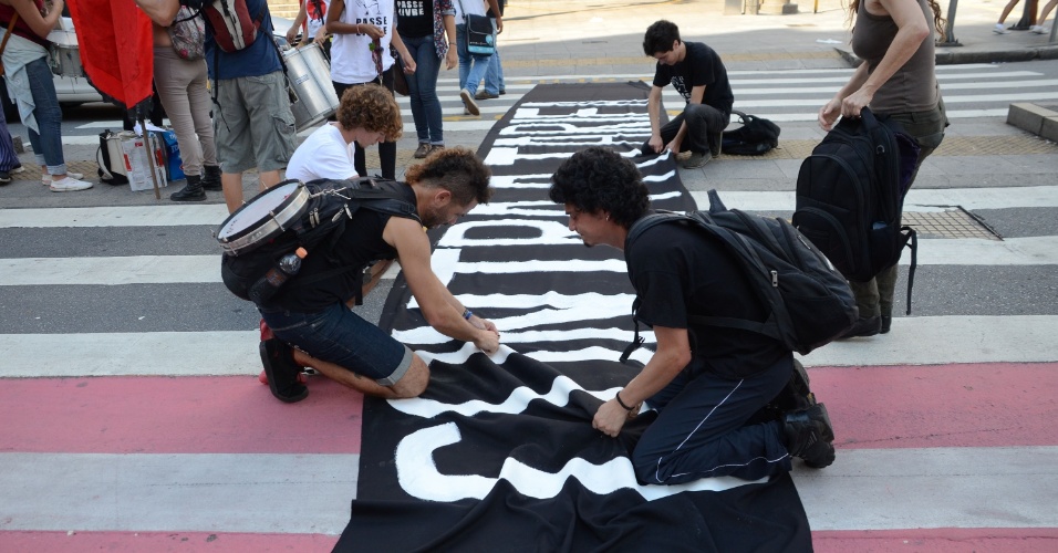 9.jan.2015 - Manifestantes se preparam para protesto marcado para às 17h desta sexta-feira (9) contra o reajuste de 16,6% da passagem de transporte público de São Paulo, em frente ao Teatro Municipal, no centro de São Paulo