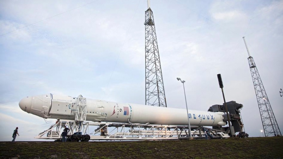 Foto de arquivo mostra foguete Falcon 9, da SpaceX sendo deslocado para o local de lançado em Cabo Canaveral, na Flórida (EUA)