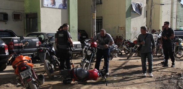 Policiais fazem operação no morro da Pedreira, em Costa Barros, na zona norte do Rio - Jose Lucena/ Futura Press/ Estadão Conteúdo