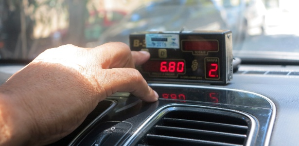 Taxista altera o taxímetro para a bandeira 2 ao subir ladeira em Santa Teresa, no Rio - Gustavo Maia/UOL