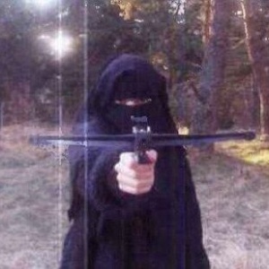 Hayat Boumeddiene, 26, mulher do jihadista Amedy Coulibaly, 32, aparece treinando tiro com uma balestra, em foto de 2010 - Reprodução/Le Point