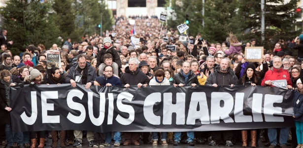 Em Lille, centenas de manifestantes carregaram cartazes com a frase "eu sou Charlie", que se tornou homenagem e lema de resistência na França - Denis Charlet/AFP