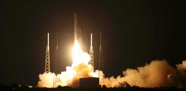 O foguete não-tripulado Falcon 9, da empresa SpaceX, foi lançado neste sábado - Scott Audette/Reuters