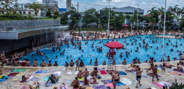 Paulistanos lotam piscina do Sesc Belenzinho: risco de câncer de pele, segundo estudo - Cris Faga/Fox Press Photo/Estadão Conteúdo