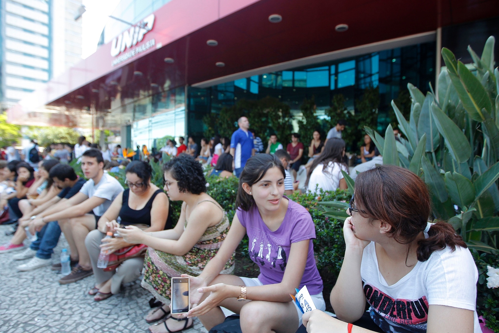 11.jan.2015 - Candidatos aguardam o início da segunda fase do vestibular 2015 da Unicamp (Universidade Estadual de Campinas) em local de prova em São Paulo. As provas começam neste domingo (11) e vão até terça-feira (13). São esperados 15.444 candidatos para esta etapa do processo seletivo - Reinaldo Canato/UOL