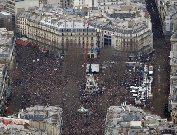 Imagem aérea mostra a praça da República, em Paris, tomada por uma multidão - Kenzo Tribouillard/AFP