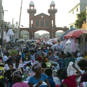Haitianos prestam homenagem um ano após terremoto que atingiu o país - Hector Retamal/AFP