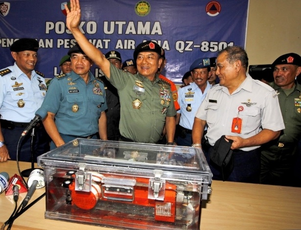 12.jan.2015 - Militares da Indonésia comemoram que encontraram uma das caixas-pretas - Bagus Indahono/ EFE