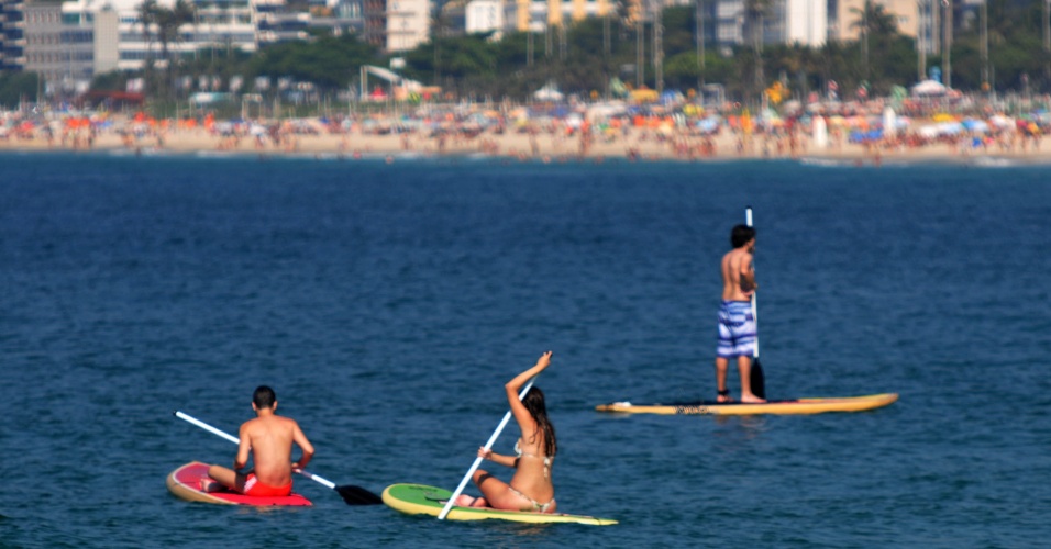 13.jan.2015 - Banhistas praticam stand up paddle nesta terça-feira (13) na praia do Arpoador, na zona sul do Rio de Janeiro. Segundo a previsão do tempo, o clima segue com sol e pode chegar aos 40ºC