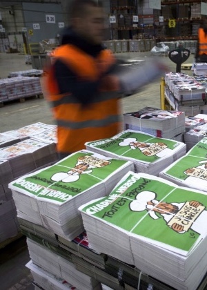 13.jan.2015 - Funcionários empacotam a próxima edição da revista "Charlie Hebdo", distribuída nesta quarta-feira (14) - Martin Bureau/AFP