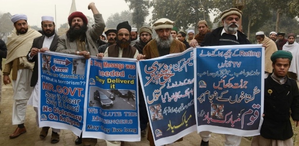 Paquistaneses marcham pelas ruas de Peshawar em solidariedade aos dois homens que atacaram a "Charlie Hebdo" e mataram 12 pessoas - A Majeed/ AFP