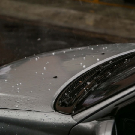 O objetivo é evitar que o granizo cause prejuízos aos carros novos O objetivo é evitar que o granizo cause prejuízos aos carros novos
