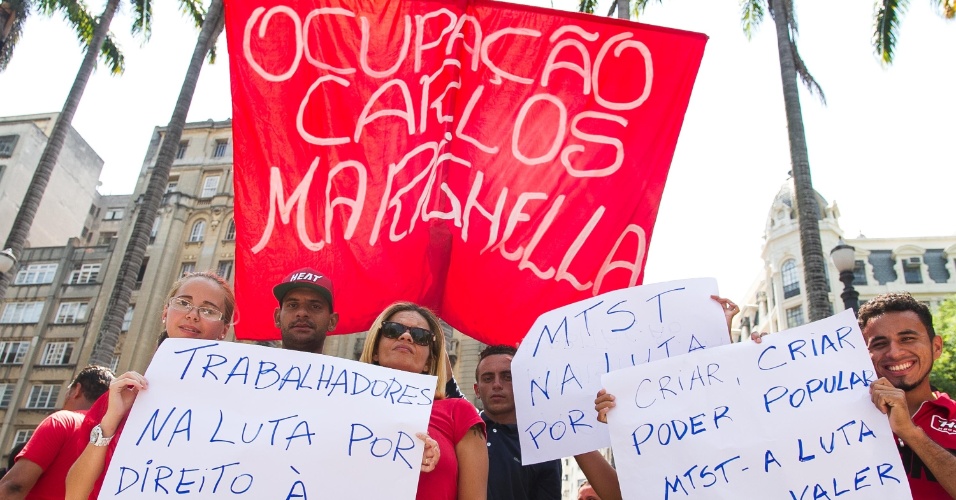 14.jan.2015 - Integrantes do MTST (Movimento dos Trabalhadores Sem Teto) se reúnem em frente à Catedral da Sé, na Praça da Sé, centro de São Paulo, nesta quarta-feira (14), para mais um protesto por entrega de moradias e contra o aumento da tarifa do transporte público