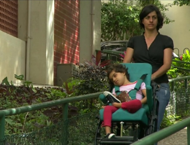 Sofia, de 5 anos, filha de Margarete Brito, é portadora da síndrome CDKL5 e toma 5 mililitros diários de canabidiol há um ano - BBC