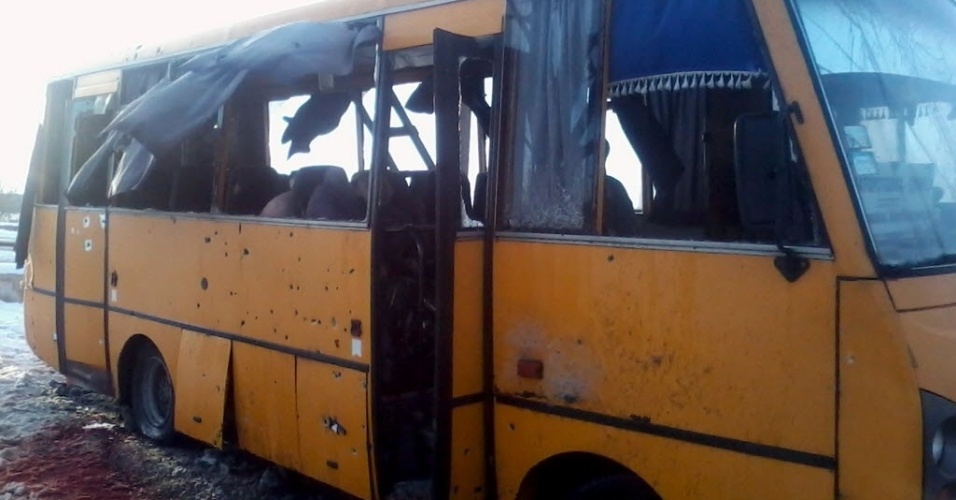 14.jan.2015 - Um ônibus fica danificado nesta terça-feira (13) após ser atingido por foguete de longo alcance em Volnovakha, Donetsk, na Ucrânia. Onze civis foram mortos quando o ônibus foi atingido em um ataque que visava acertar uma barreira do exército ucraniano. Esse foi o ataque mais mortífero desde a declaração de uma trégua no dia 9 de dezembro. Segundo a polícia ucraniana, 40 foguetes foram disparados por rebeldes pró-Rússia