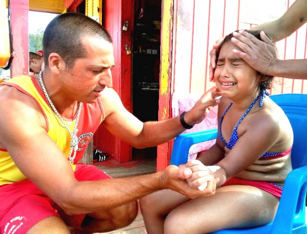 Argentina Ludmila, 9, chora após acidente com água-viva, em Florianópolis - Aline Torres/UOL