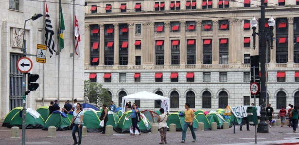 Estudantes acampam em frente à Prefeitura de São Paulo para reivindicar o passe livre - Niyi Fote/ Futura Press/ Estadão Conteúdo