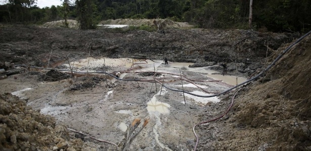  Imagem de arquivo exibe desmatamento provocado pela exploração de uma mina de ouro ilegal na Floresta Amazônica - Nacho Doce/Reuters