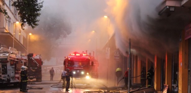 Bombeiros combatem incêndio na rua 25 de Março, no centro de São Paulo - Marco Ambrisio/ Estadão Conteúdo 