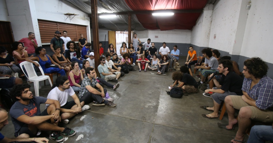 15.jan.2015 - Integrantes do Movimento Passe Livre de São Paulo se reúnem em espaço na rua Serra de Japi, no bairro do Tatuapé, na zona leste da capital paulista, para organizar o 