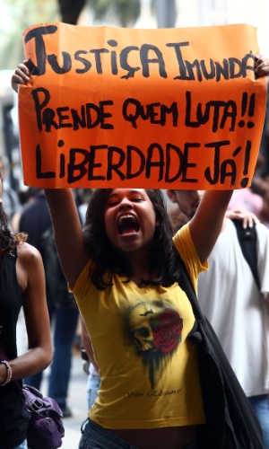 15.jan.2015 - Jovem ergue placa durante protesto contra o aumento do preço da passagem de ônibus municipais do Rio de Janeiro, em frente ao Tribunal de Justiça, no centro da cidade, nesta quinta-feira (15)