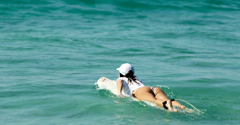 15.jan.2015 - Mulher aproveita a manhã desta quinta-feira (15) de sol e calor e surfa na praia da Barra da Tijuca, zona sul do Rio de Janeiro. Os termômetros devem chegar aos 37ºC 