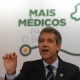 15.jan.2015 - O ministro da Saúde, Arthur Chioro, anuncia a ampliação do programa Mais Médicos em até 1.500 municípios. A oferta de novas vagas compreende as cidades que já participam de programa e 424 novos municípios que ainda não estavam no programa. Outra mudança é a incorporação do Provab (Programa de Valorização do Profissional da Atenção Básica) no Mais Médicos. A partir de agora os candidatos brasileiros às vagas do Mais Médicos poderão escolher entre os benefícios do programa (moradia e bolsa de R$ 10 mil) ou um bônus de 10% de pontuação adicional na prova para residência, que é previsto no Provab. A intenção do ministério é diversificar o quadro de profissionais do programa porque, em geral, o Provab atrai recém-formados - Fabio Rodrigues Pozzebom/Agência Brasil