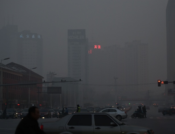 Os edifícios aparecem encobertos pela neblina nesta quinta-feira (15) na cidade de Shenyang, capital da província de Lianing, no noroeste da China. Os níveis de poluição dispararam nesta em várias cidades chinesas. Em Pequim, a poluição atingiu um pico 20 vezes superior aos limites recomendados pela Organização da Saúde (OMS) - Yao Jianfeng/Xinhua