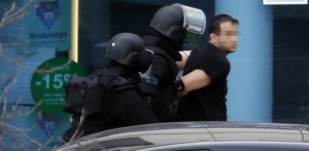 Homem que fez reféns em uma agência dos correios é preso pela polícia francesa nesta sexta-feira (16), em Colombes - Thomas Samson/AFP 