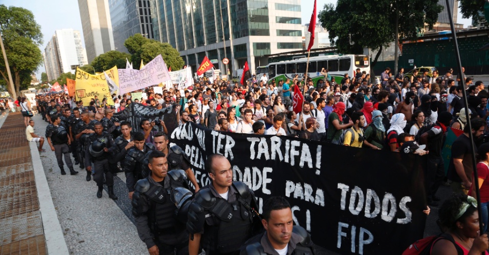 16.jan.2015 - Policiais monitoram nesta sexta-feira (16) protesto contra o aumento das passagens de transporte público realizado na Cinelândia, no centro do Rio de Janeiro