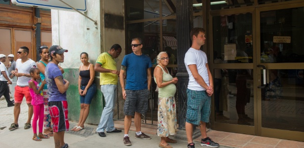Pessoas fazem fila em agência que realiza transferências internacionais em Havana
