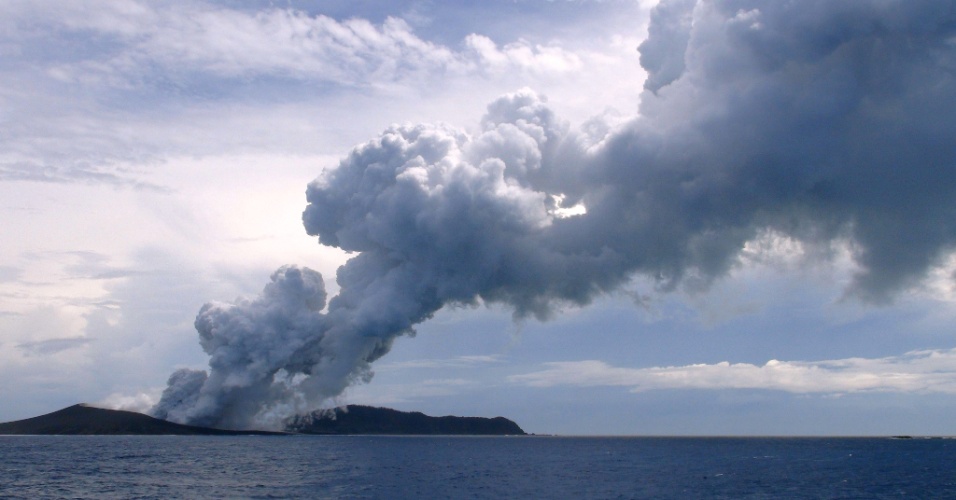 17.jan.2015 - Nuvem de vapor e gases sobe do local da erupção de um vulcão submarino no oceano Pacífico, cerca de 65 km a noroeste de Nuku'alofa, capital de Tonga, na manhã deste sábado (17). O vulcão criou uma nova ilha, desde que entrou em erupção, em dezembro do ano passado, expelindo grandes quantidades de rochas e magma